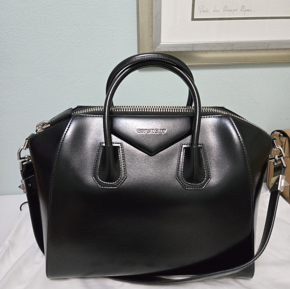 Givenchy ANTIGONA-MEDIUM BAG